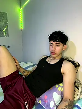 Snapshot of wil_hot chatting on 12/17/25, 03:28 wil hot online show from 12/17/25, 03:28