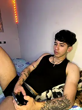 Snapshot of wil_hot chatting on 12/18/25, 03:38 wil hot online show from 12/18/25, 03:38