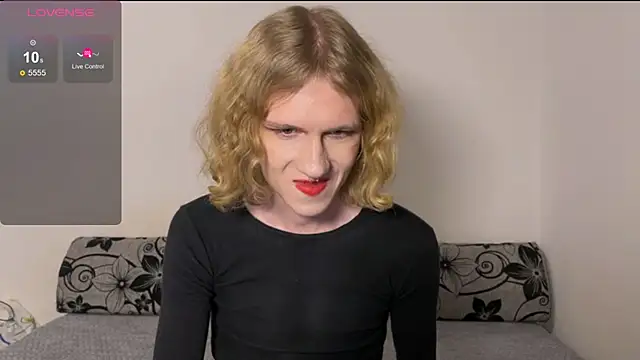 Snapshot of Avery_adam chatting on 12/13/25, 10:27 Avery adam online show from 12/13/25, 10:27