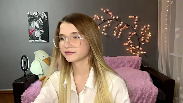 VikkiWittel online show from 12/14/25, 04:12