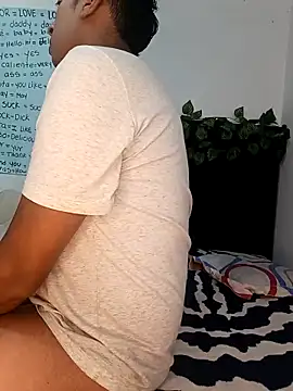 Snapshot of Varek_biglatin_dick chatting on 12/14/25, 12:17 Varek biglatin dick online show from 12/14/25, 12:17