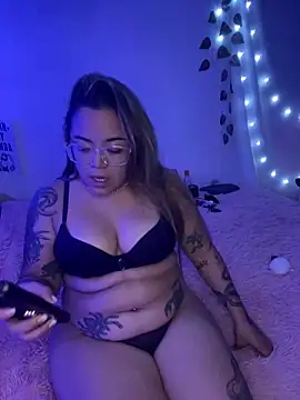 Lindalatina2001 online show from 04/07/26, 07:04