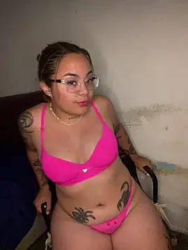 Snapshot of Lindalatina2001 chatting on 12/16/25, 12:48 Lindalatina2001 online show from 12/16/25, 12:48