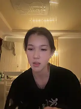 Snapshot of lilXdomii chatting on 12/17/25, 12:43 lilXdomii online show from 12/17/25, 12:43