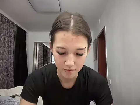 Snapshot of lilXdomii chatting on 12/04/25, 06:18 lilXdomii online show from 12/04/25, 06:18