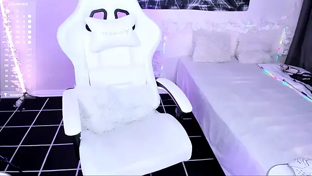 Snapshot of lyric4 chatting on 01/14/26, 12:47 lyric4 online show from 01/14/26, 12:47