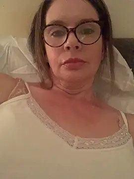 Snapshot of CherryCe chatting on 12/23/25, 12:22 CherryCe online show from 12/23/25, 12:22