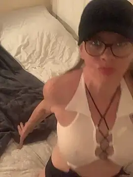 Snapshot of CherryCe chatting on 04/15/26, 02:06 CherryCe online show from 04/15/26, 02:06