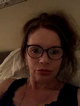 Snapshot of CherryCe chatting on 12/21/25, 01:52 CherryCe online show from 12/21/25, 01:52