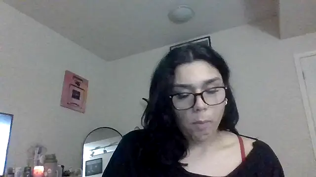 Snapshot of lunabellaX0 chatting on 12/05/25, 12:43 lunabellaX0 online show from 12/05/25, 12:43