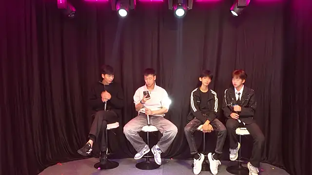 Snapshot of Jiesong-001 chatting on 12/14/25, 10:21 Jiesong-001 online show from 12/14/25, 10:21