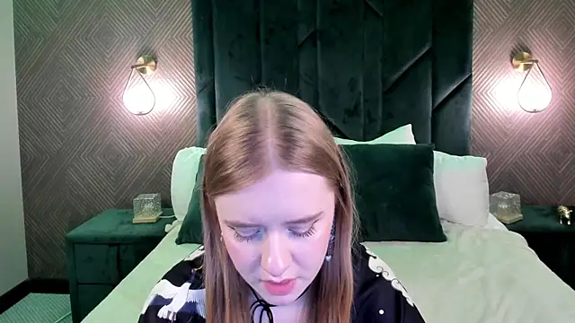 Snapshot of Victori_Fox chatting on 12/05/25, 04:11 Victori Fox online show from 12/05/25, 04:11