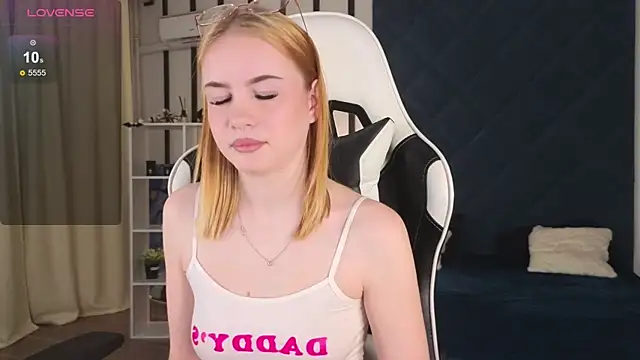 shinyluna1 online show from 12/02/25, 10:17