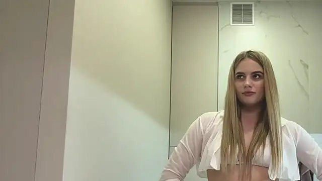 Snapshot of ShirlStyer chatting on 12/16/25, 01:04 ShirlStyer online show from 12/16/25, 01:04