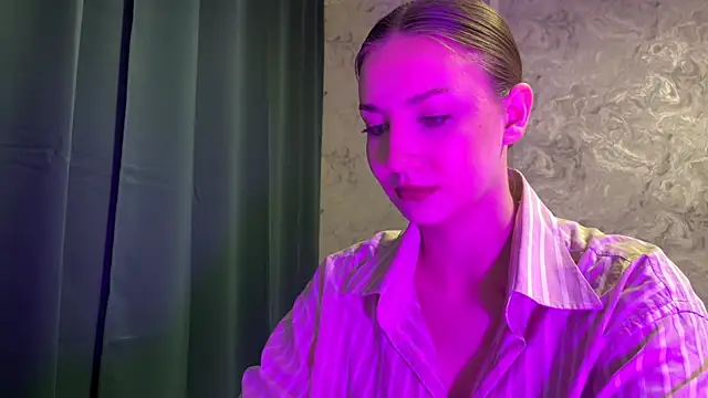 Snapshot of MerleneDelerme chatting on 12/18/25, 04:11 MerleneDelerme online show from 12/18/25, 04:11