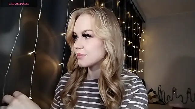 Snapshot of LunaPeony chatting on 12/16/25, 06:50 LunaPeony online show from 12/16/25, 06:50