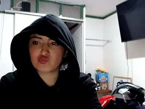 Snapshot of MisNicol chatting on 04/10/26, 11:45 MisNicol online show from 04/10/26, 11:45