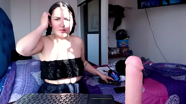 Snapshot of MisNicol chatting on 04/14/26, 01:05 MisNicol online show from 04/14/26, 01:05