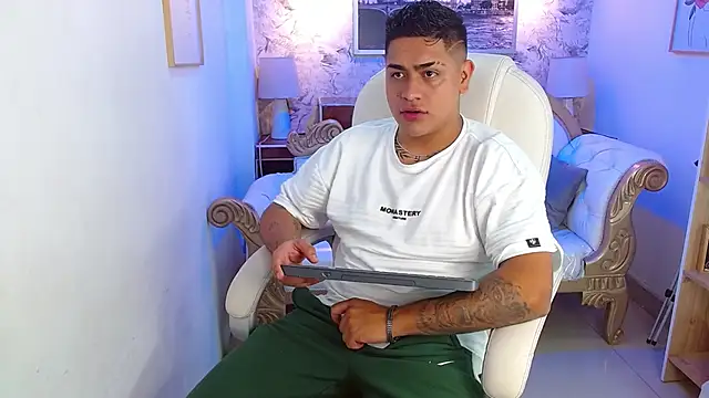 aroon 12 online show from 12/02/25, 11:23