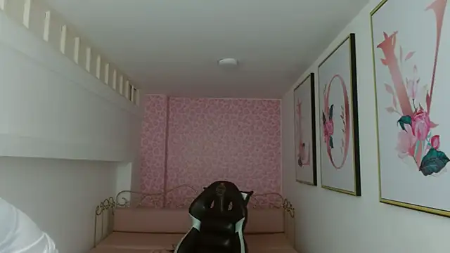 Nina harpper  online show from 04/12/26, 01:42