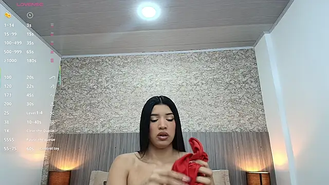 nicol alvarez online show from 12/17/25, 11:26