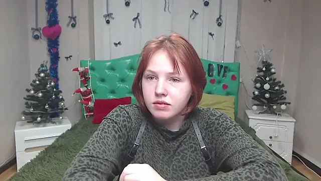 EvelinaRedfox online show from 12/18/25, 06:07