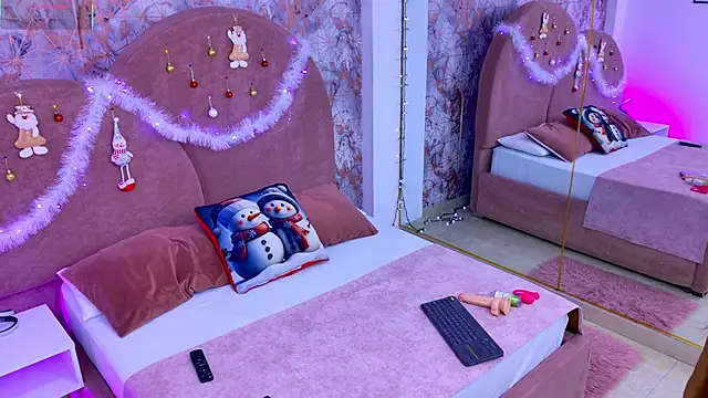 Snapshot of Emaa_Vega chatting on 12/14/25, 12:11 Emaa Vega online show from 12/14/25, 12:11