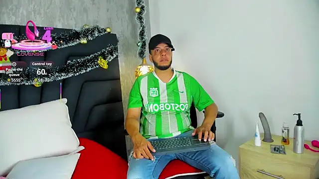 Snapshot of Spencer_LunaBigtits chatting on 12/17/25, 05:51 Spencer LunaBigtits online show from 12/17/25, 05:51