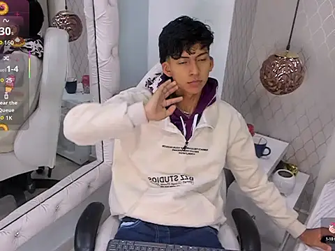 Snapshot of Valentino_Lux chatting on 12/14/25, 12:00 Valentino Lux online show from 12/14/25, 12:00