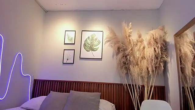 MIAROGGERSS online show from 12/17/25, 03:11