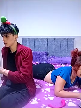 Snapshot of hottie_couplee chatting on 12/14/25, 01:01 hottie couplee online show from 12/14/25, 01:01