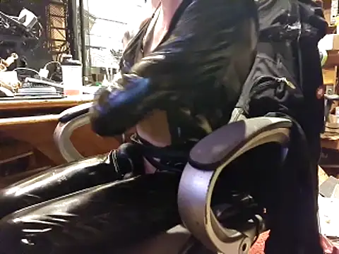 laaralatexxa BDSM online show from 03/05/26, 09:33