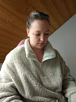 Snapshot of Milas_Dreams_OF chatting on 12/15/25, 08:42 Milas Dreams OF online show from 12/15/25, 08:42