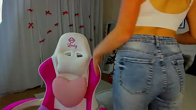 KiraNeeww online show from 12/18/25, 06:40