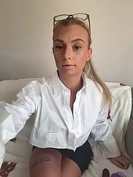 Blonde BambiXX online show from 03/10/26, 11:03