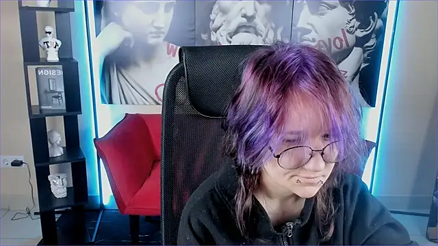 Snapshot of Sylvia_Reed chatting on 12/18/25, 07:02 Sylvia Reed online show from 12/18/25, 07:02