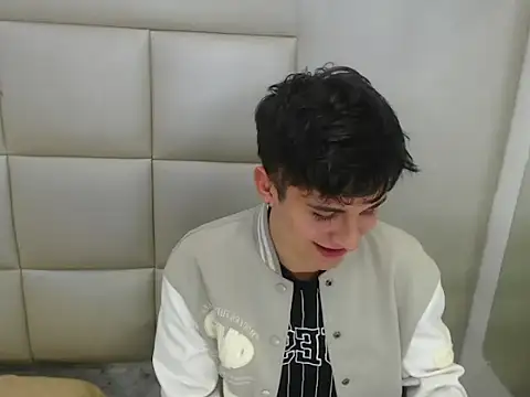 Snapshot of JuanGomm chatting on 12/16/25, 03:44 JuanGomm online show from 12/16/25, 03:44