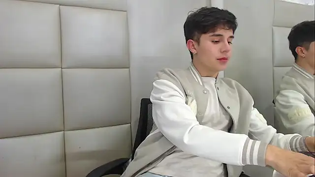 Snapshot of JuanGomm chatting on 12/15/25, 03:56 JuanGomm online show from 12/15/25, 03:56