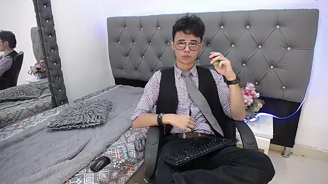 Snapshot of Jules_Silver02 chatting on 12/04/25, 09:14 Jules Silver02 online show from 12/04/25, 09:14