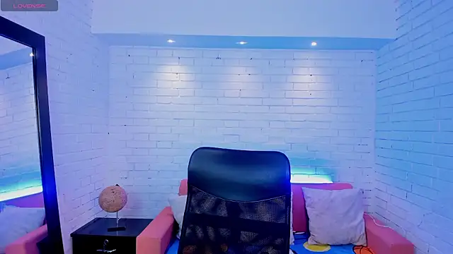 Snapshot of TiffanyHoustton chatting on 02/25/26, 12:05 TiffanyHoustton online show from 02/25/26, 12:05