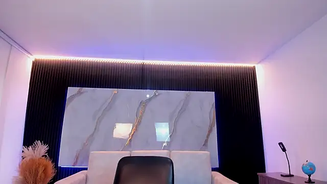 TiffanyHoustton online show from 04/30/26, 12:01