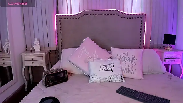 Snapshot of lya__brown chatting on 07/09/26, 12:37 lya brown online show from 07/09/26, 12:37