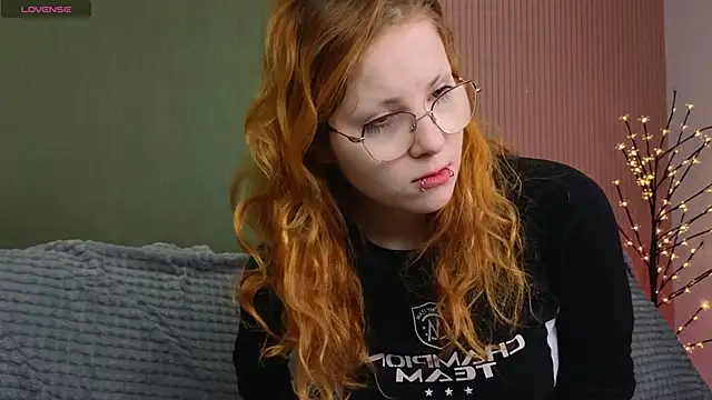 Snapshot of Sofie_Burn chatting on 12/15/25, 04:18 Sofie Burn online show from 12/15/25, 04:18