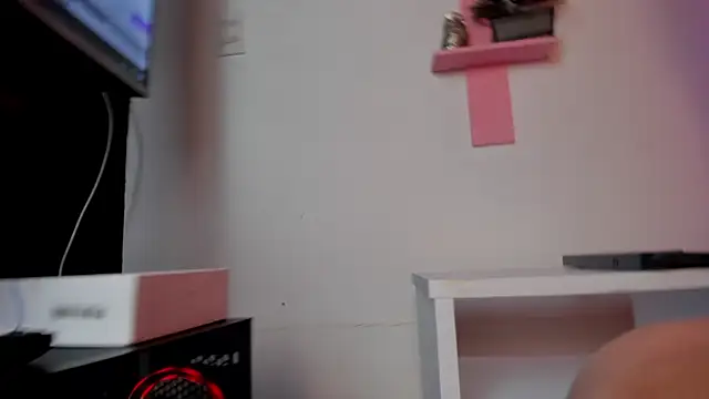 Snapshot of Hotty_redd chatting on 12/18/25, 07:29 Hotty redd online show from 12/18/25, 07:29