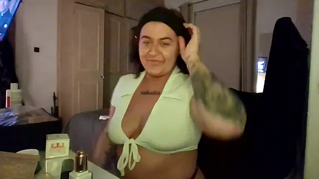 Snapshot of MissRaven_x chatting on 12/14/25, 08:36 MissRaven x online show from 12/14/25, 08:36