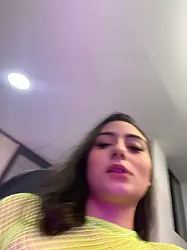 Snapshot of Niicoletta_White chatting on 12/17/25, 09:53 Niicoletta White online show from 12/17/25, 09:53