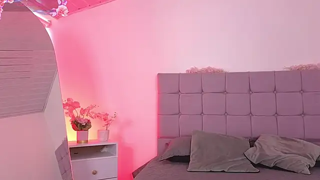 Snapshot of DulceRouss chatting on 12/18/25, 11:47 DulceRouss online show from 12/18/25, 11:47