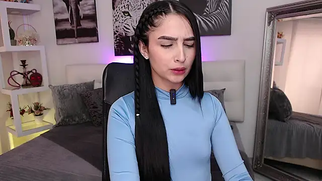 Snapshot of mialiore chatting on 12/18/25, 12:42 mialiore online show from 12/18/25, 12:42