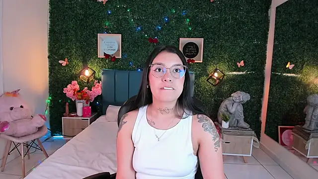 GabyyCute  online show from 12/17/25, 03:22