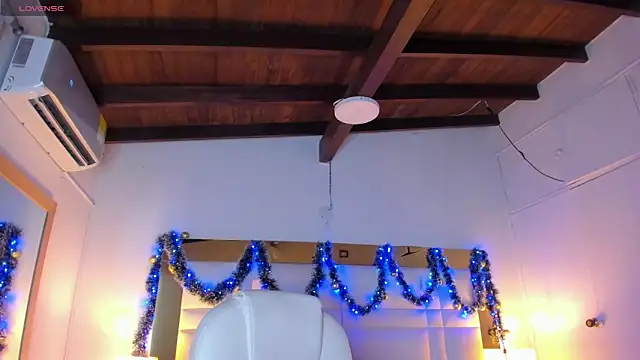 Snapshot of Zoei_Moon chatting on 12/16/25, 07:18 Zoei Moon online show from 12/16/25, 07:18